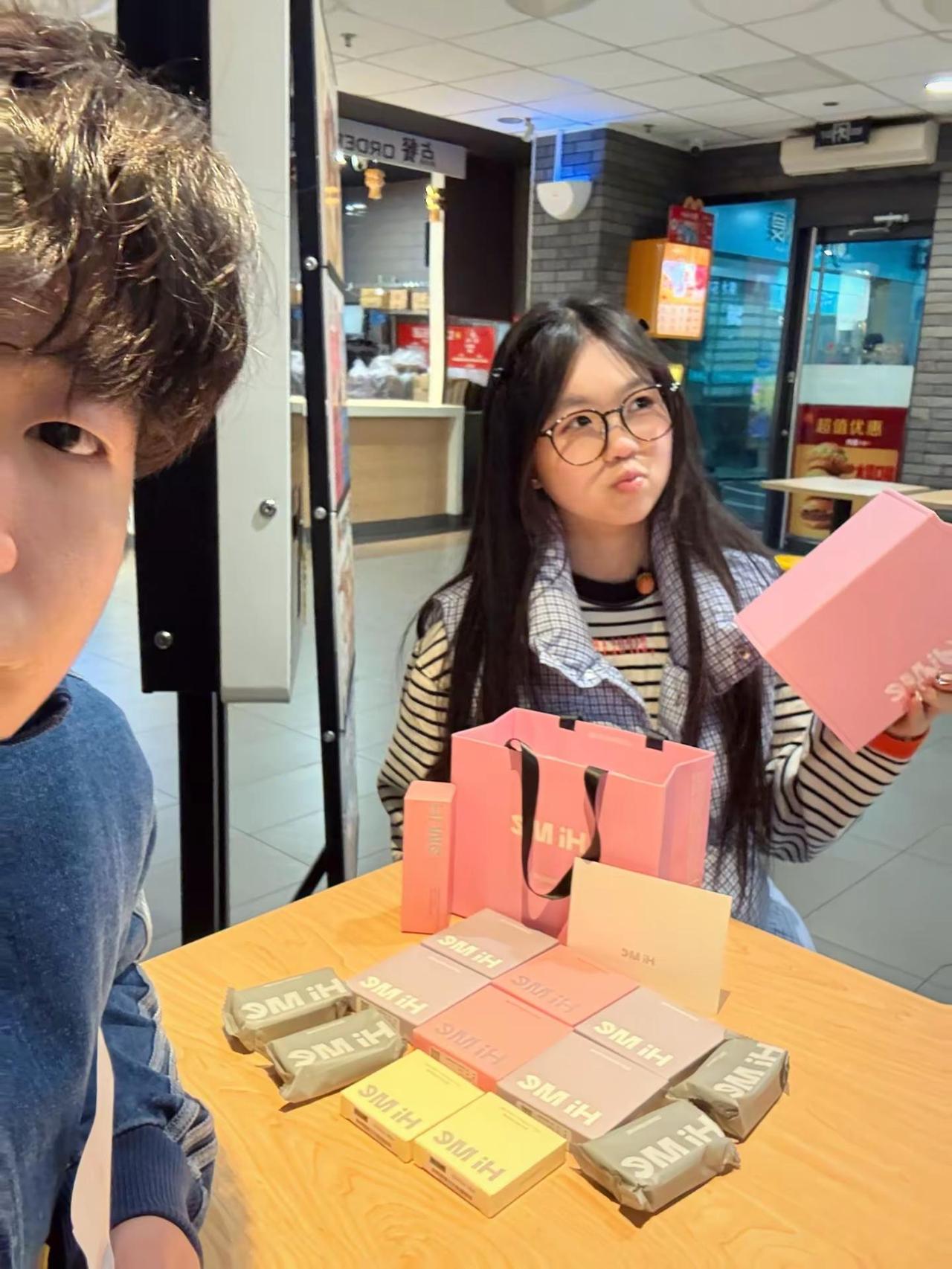 我说戴美瞳伤眼睛 爱我的人会费尽心思给我买最好的