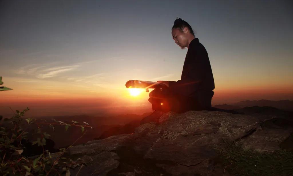 网上那些所谓的“茅山道士”，十个里有九个半是假的。真正的茅山道士很少出山，讲究“