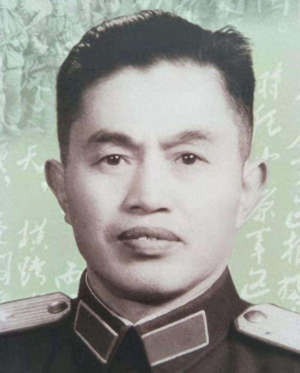 团长皮定均批评连长等人浪费粮食，连长不服气反驳称他们吃饭用的碗比脸还要干净！
1