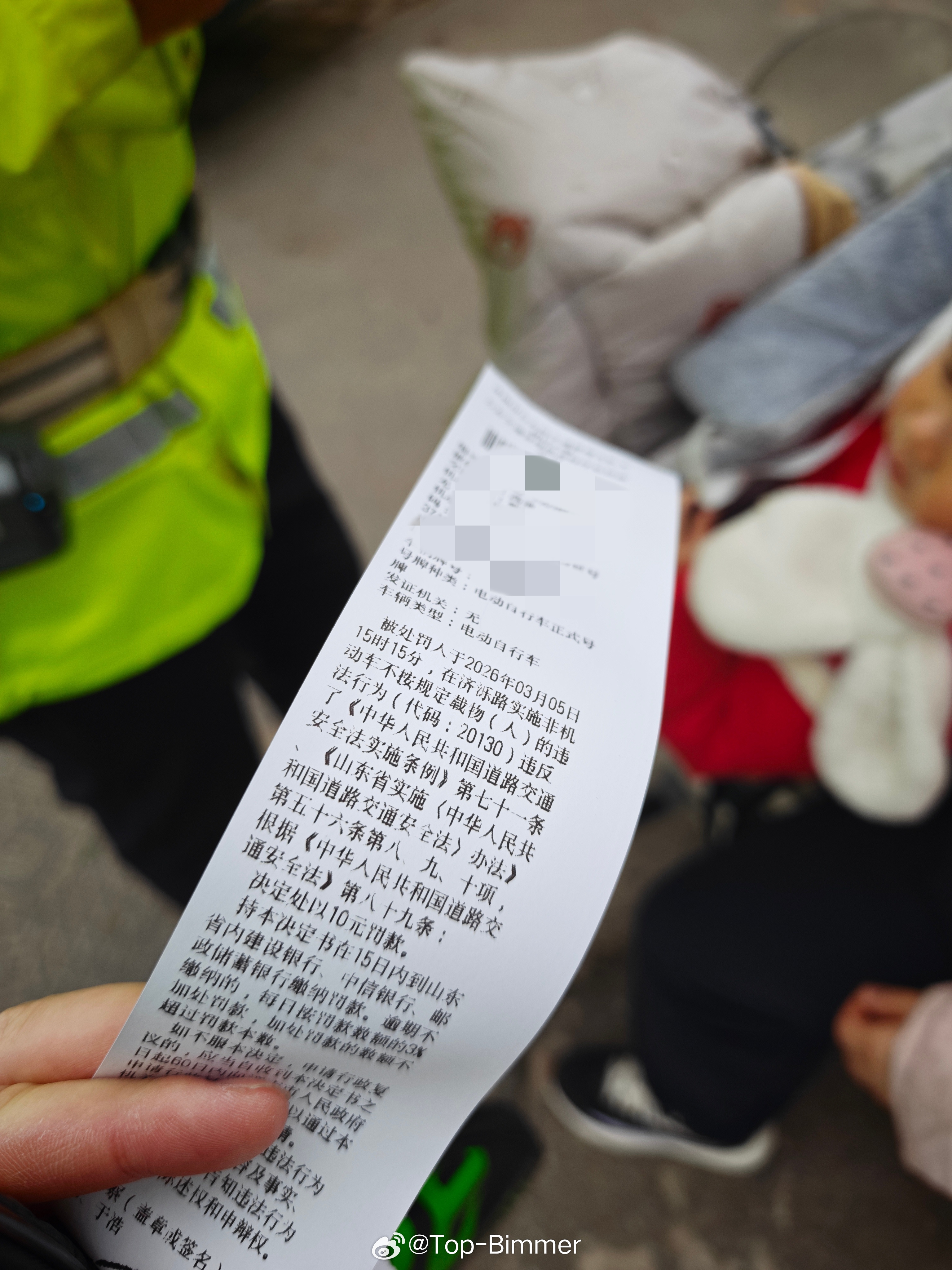 昨天没带头盔被拦下来一见交警就憋不住想笑不知道为什么