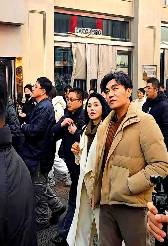 伊能静春晚刚下台，大衣吊牌没剪就上街了，长长的带子在身后甩来甩去。
你见过哪个女