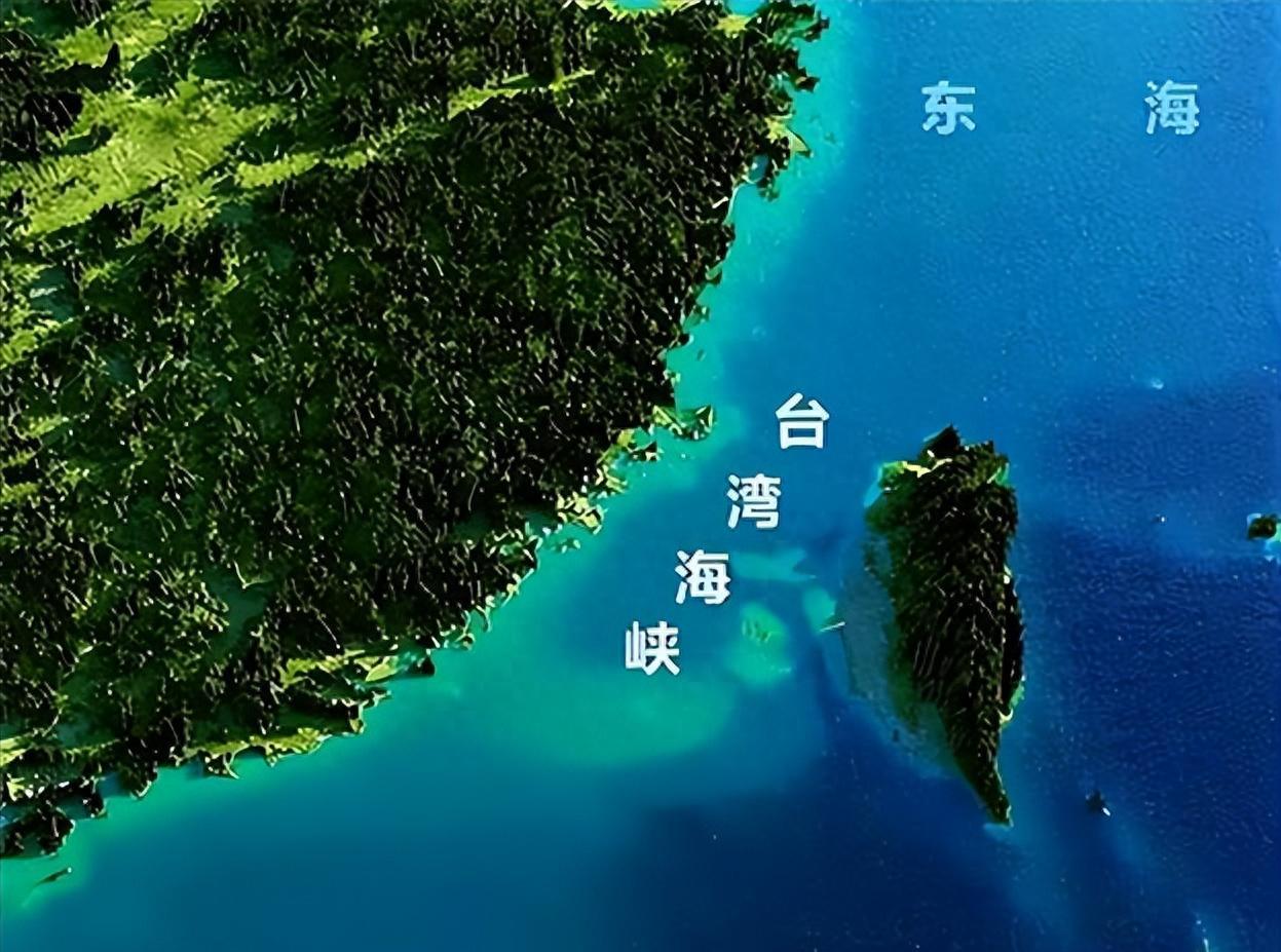 四年前佩洛西硬闯台湾，一脚踩碎了所谓的 “海峡中线”，把台海维持了几十年的旧默契