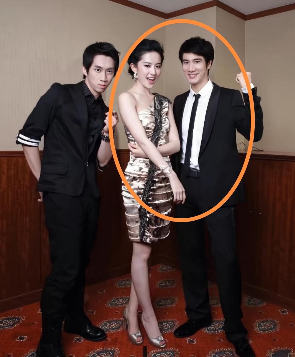 当年刘亦菲和王力宏同框合影，第一眼就被站在C位的刘亦菲狠狠惊艳到了。王力宏本身个