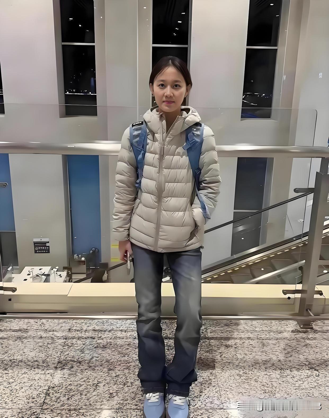 长了一张娃娃脸，今年都45岁，说出来好多人都不敢相信。
 
平时出门经常被人猜错