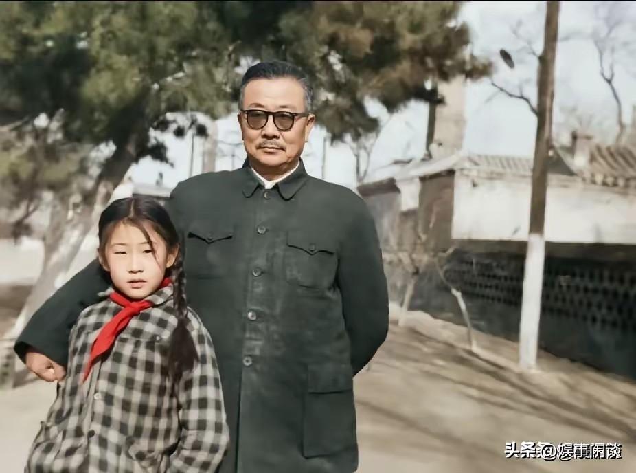 珍贵旧照，1960年北京庭院，李克农上将和孙女李靖合影留念。
 
李克农上将戴着