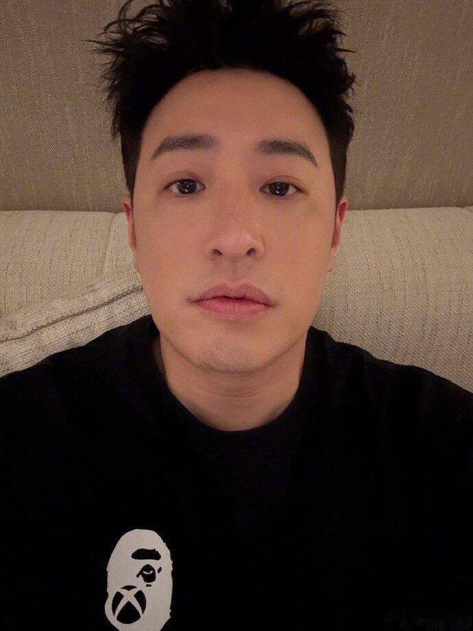 潘玮柏演唱会成情侣撒狗粮现场，台下集体 kiss，单身观众直呼被虐，氛围超逗。 