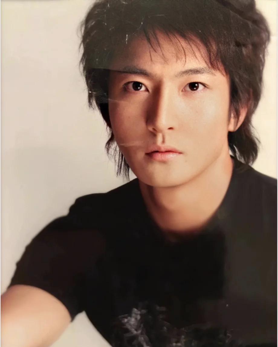 郭京飞最近在综艺里又聊起那条蛇。
他说，那根本不是什么毒蛇，就是条水蛇，被他偷偷