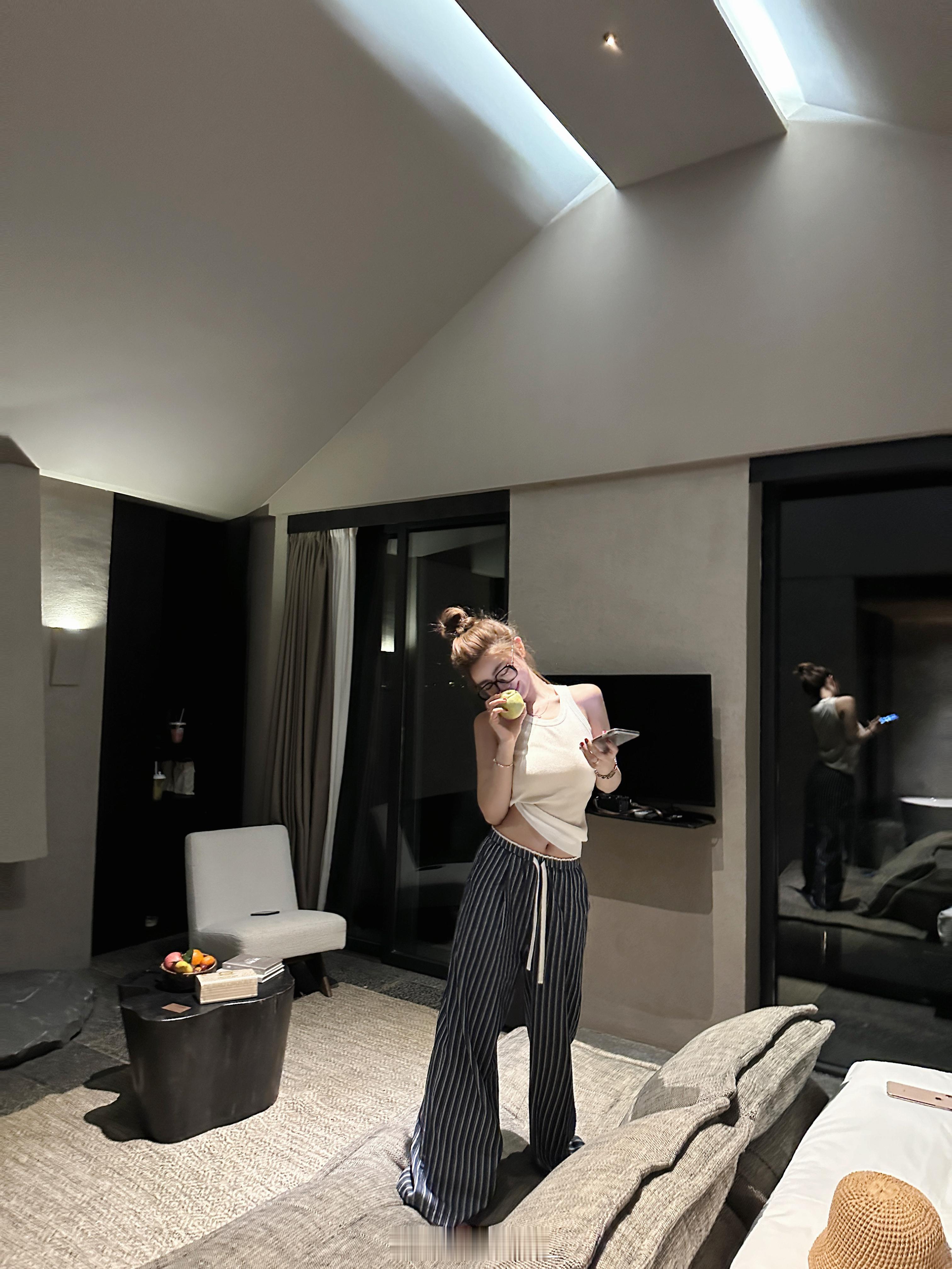 来啦～开始浅浅剧透一下咯喜欢的一套！裤子单穿也超好看呢条纹就是很韩系 套装我觉得