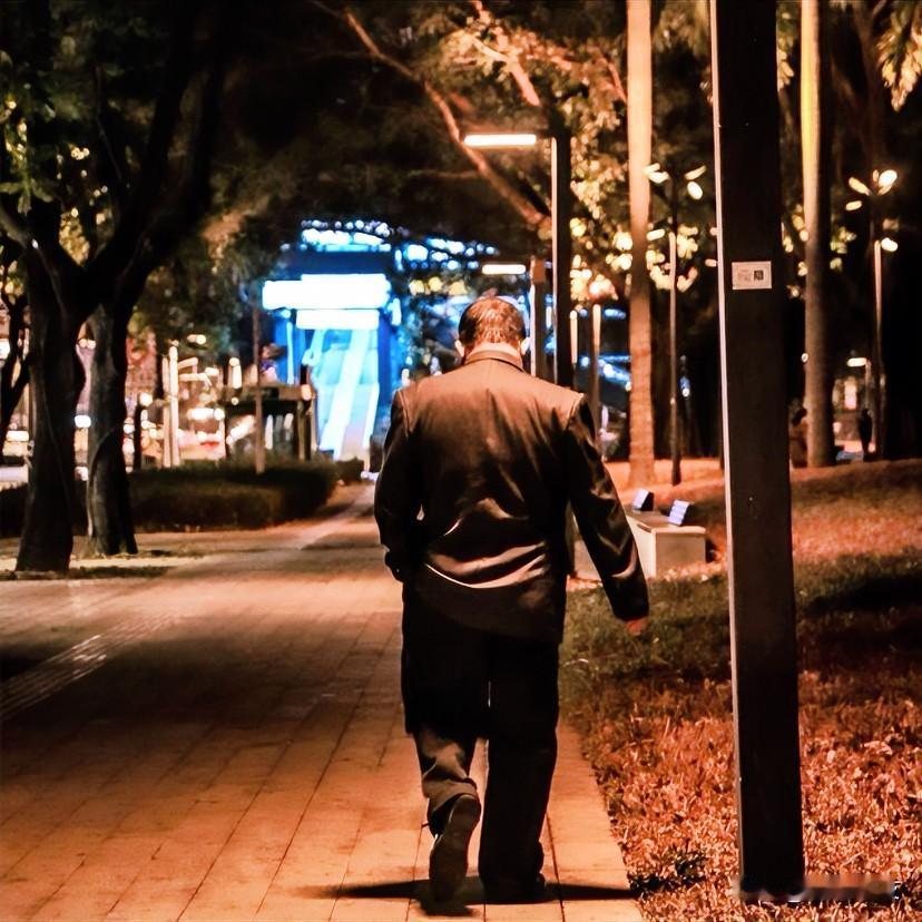 中年人现状：
白天给资本家打工，
晚上给精神赡养打工。

白天忍着吆五喝六，指手