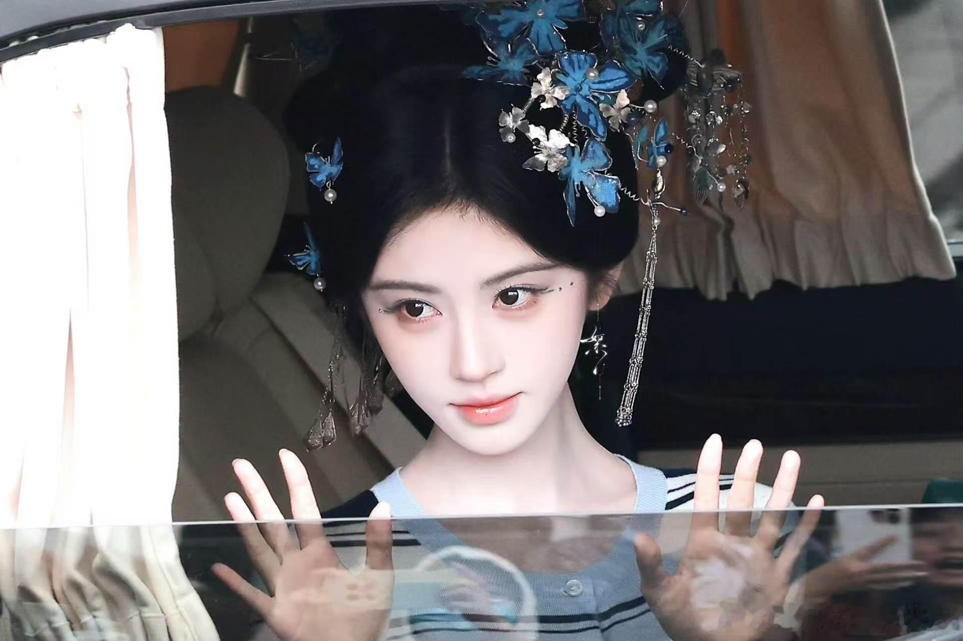 鞠婧祎苏绿夏妖妃造型鞠婧祎苏绿夏蓝蝶妖妃造型  苏绿夏蓝蝶妖妃造型细节拉满，服饰