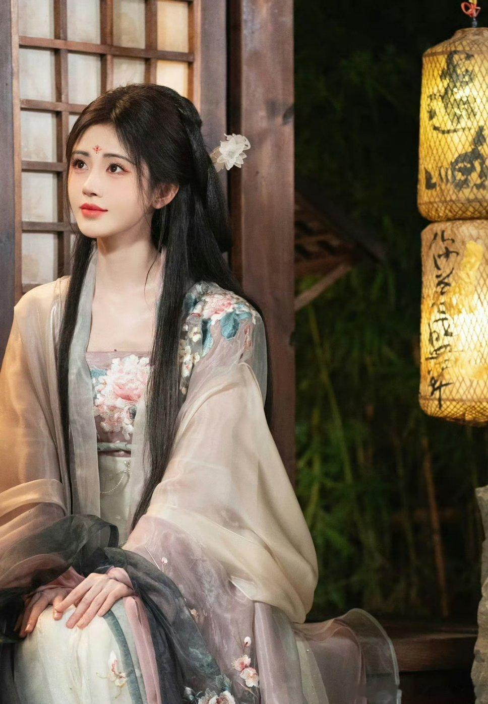 #鞠婧祎 嫦娥# “清冷嫦娥芙蓉面，彩光云绯向月开”[哇]小鞠这套妆造简直美到心