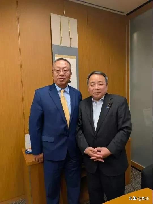 看到这两个人，我想到一句电影台词：呸，汉奸。