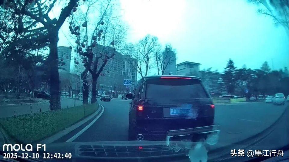 路虎1分钟8次别停奔驰引发事故，警方认定为何多次反转？近日，长春吕先生反映，20