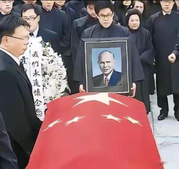 1950年，霍英东送给志愿军的货物被海盗劫持，他自己也被海盗用枪顶头，霍英东的呼