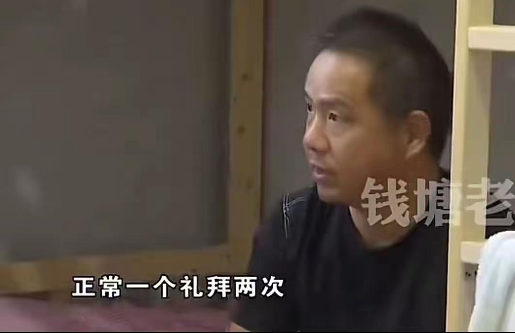 “一年就回来十几天，我想亲近一下，她门一关把我当空气！”河南一对夫妻，常年分居两