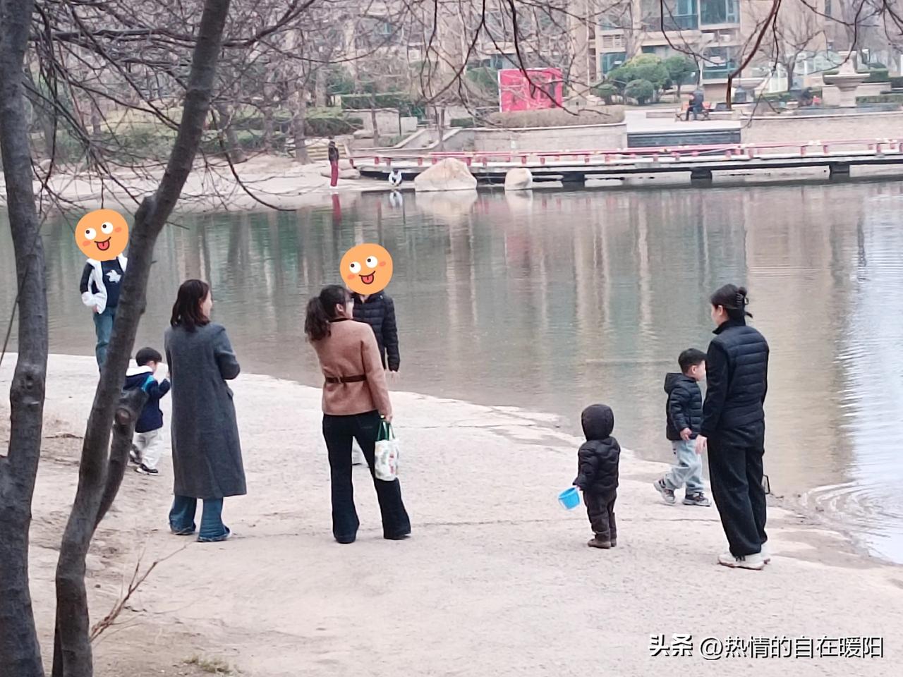 真没想到，20个月大的小孙子，居然特别喜欢水边，这么小就爱上“钓鱼”了。每天午后