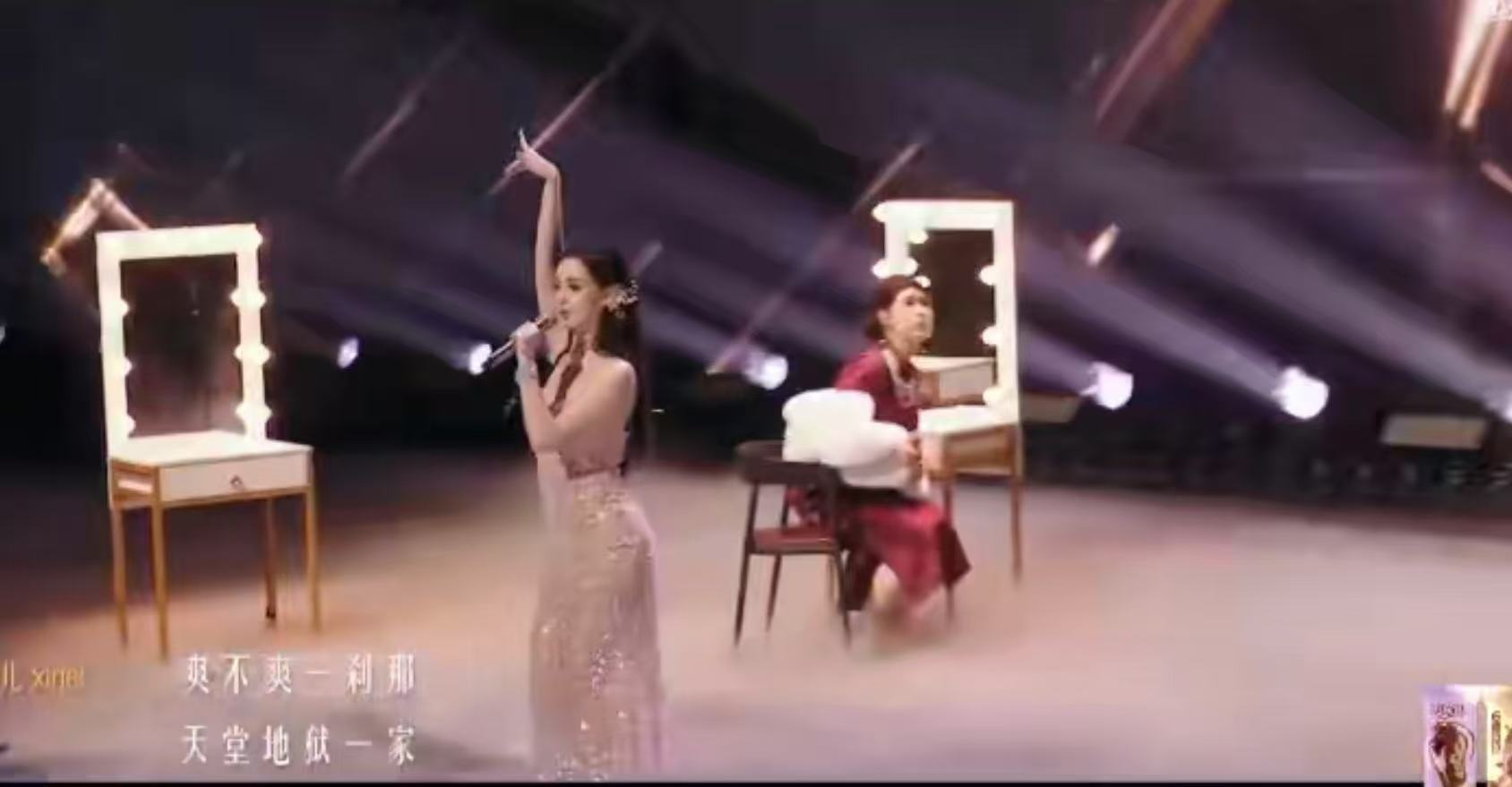 香奈儿一飙高音溢出屏幕的张力香奈儿的高音真的是太棒～可以说这高音也是带来了很多的