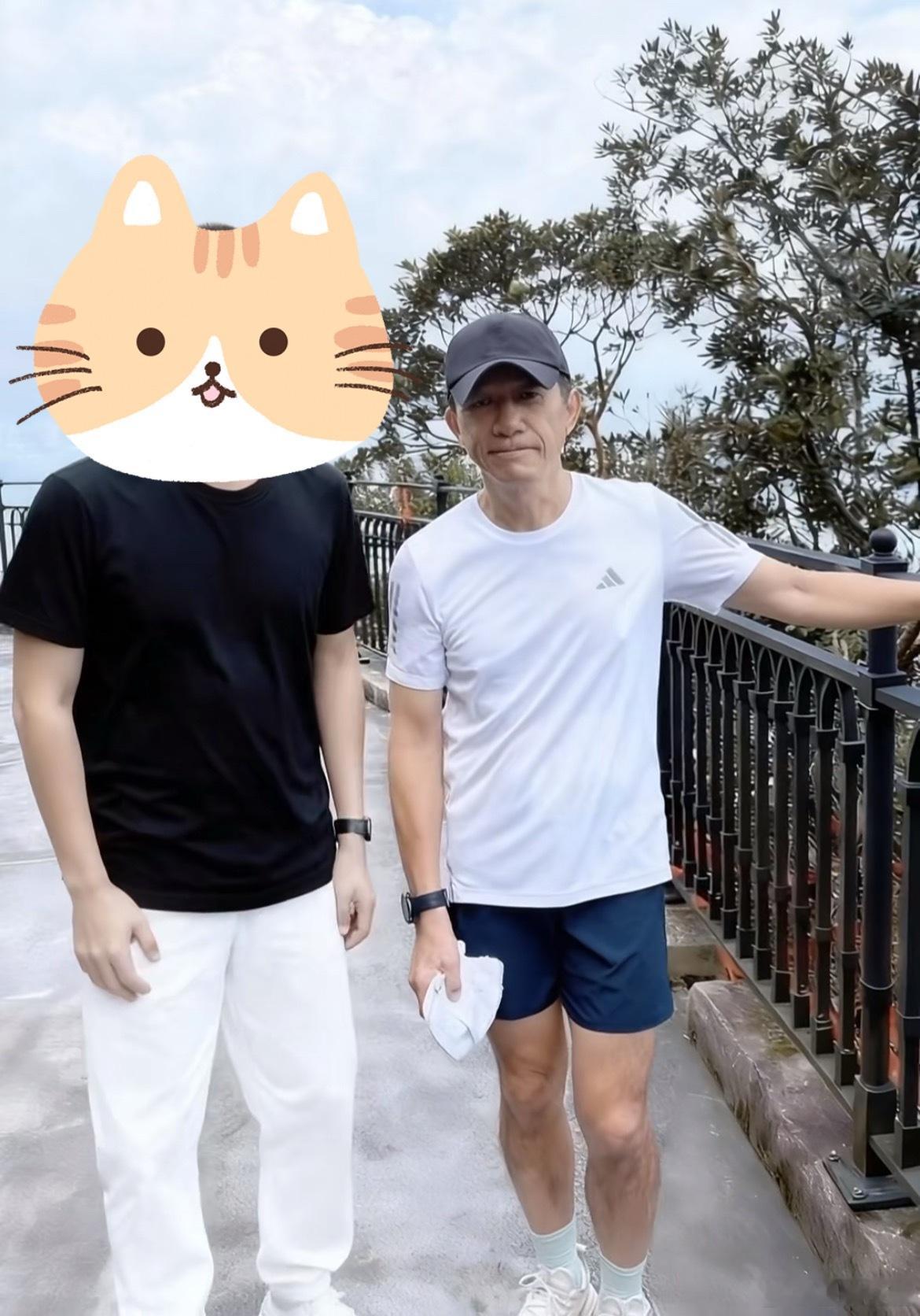 网友运气爆棚，在太平山遇到梁朝伟，看起来很和蔼