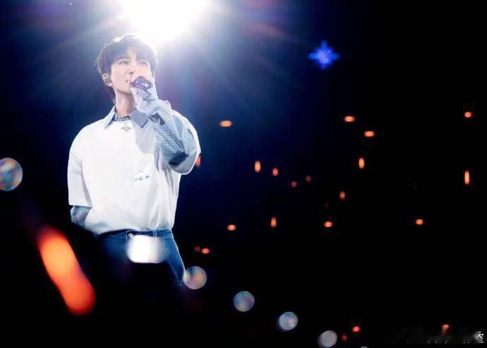 周深的后台好多艺人啊 天呐！周深香港演唱会后台这阵容绝了！刘德华、张学友等大咖齐