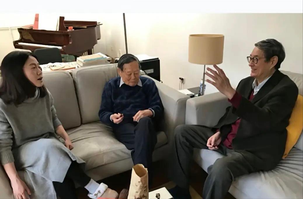 葛墨林院士曾讲述在杜致礼去世后，杨振宁独居生活的窘迫。有一次去杨振宁家探望，一进