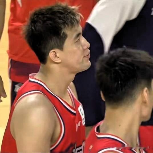 郭艾伦对刘颜诚两次空位视而不见，后者挺激动。郭艾伦关键时刻连续两次失误，亲手葬送