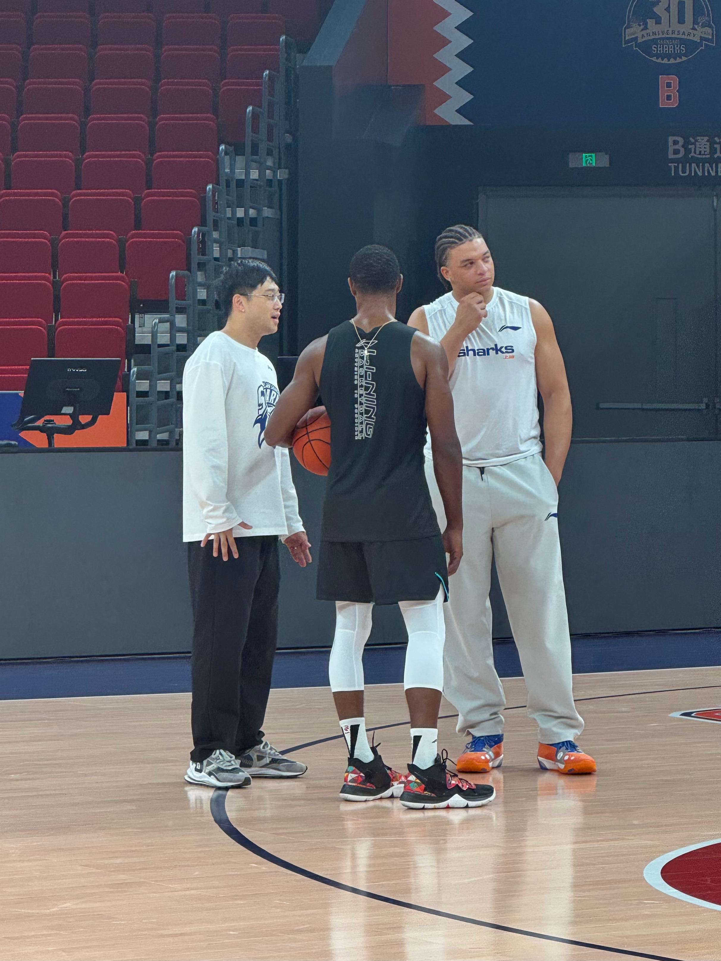 沟通，磨合。上海久事大鲨鱼