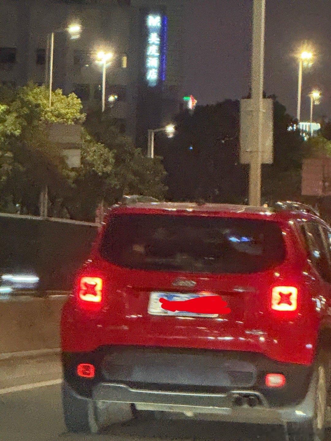 这个车灯咋那么像，螺丝？欧尼茜茜汽车 ​​​