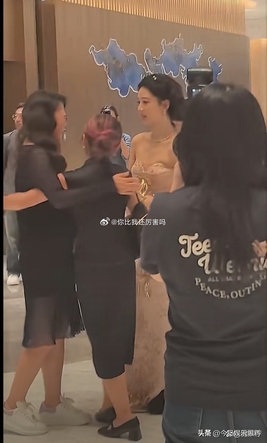 杨紫经纪人抱着杨紫哭 工作狂紫妹杀青时，经纪人一把搂住她泪崩：“终于可以歇会儿了