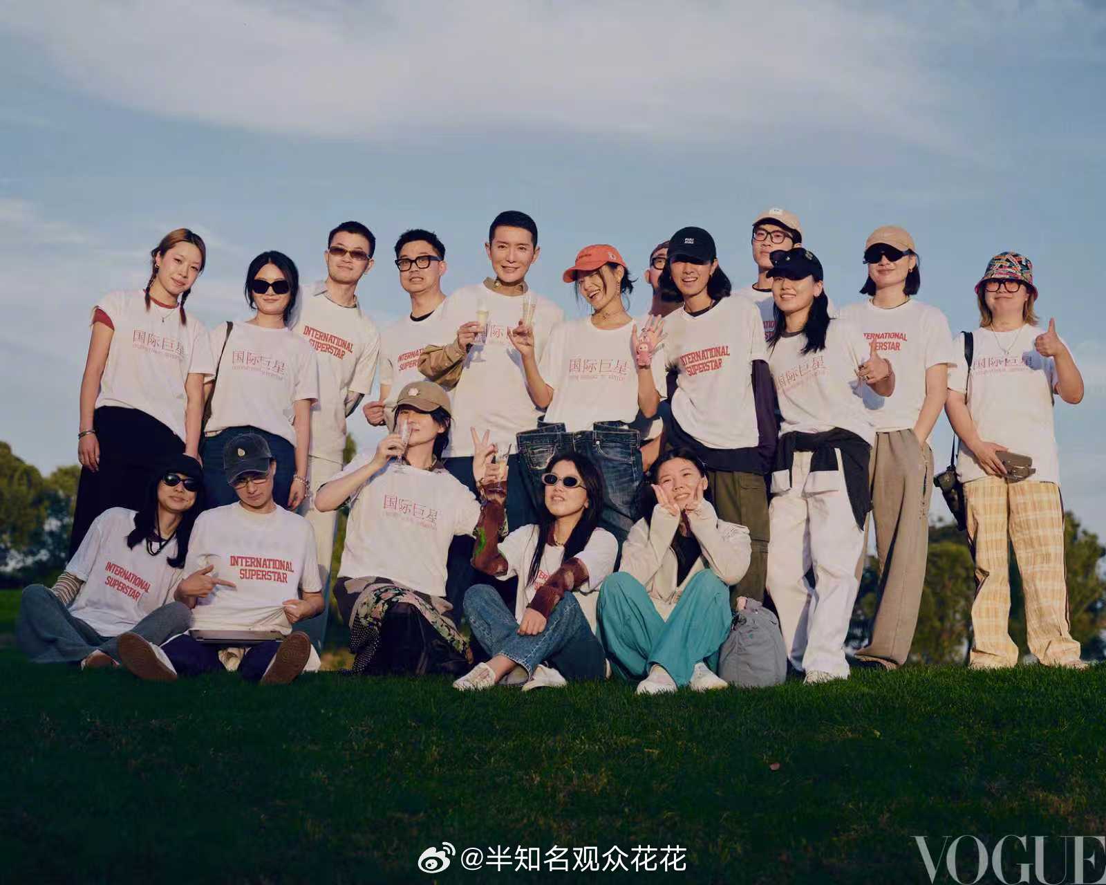 哇塞辛芷蕾vogue十月刊封面花絮照Vogue发了辛芷蕾刘冲工作同框照 ​​​