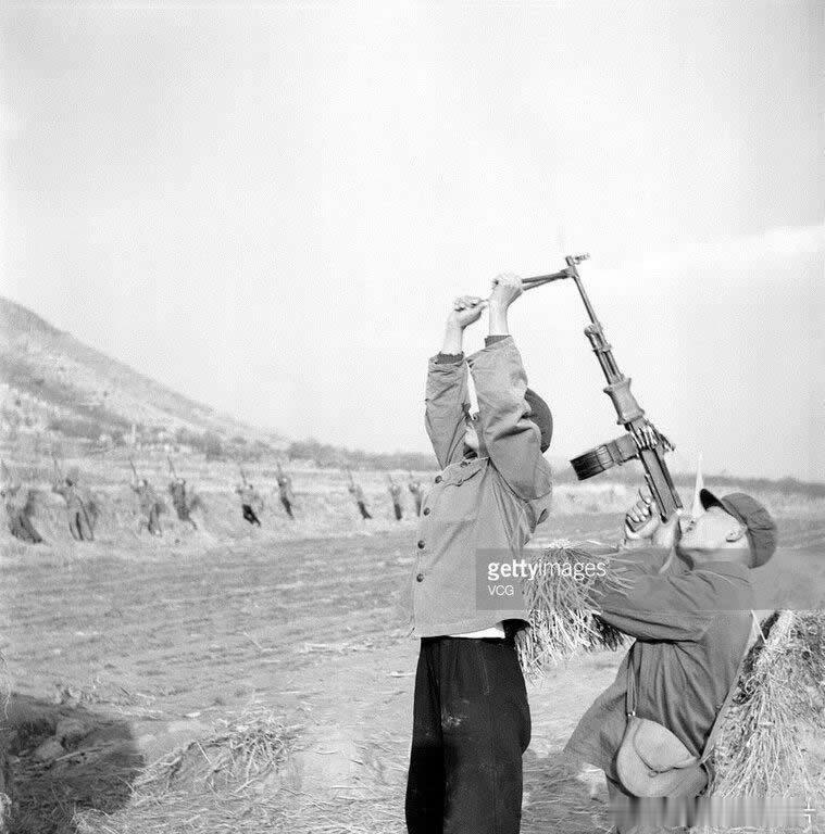 1970年练习射击飞机的民兵 