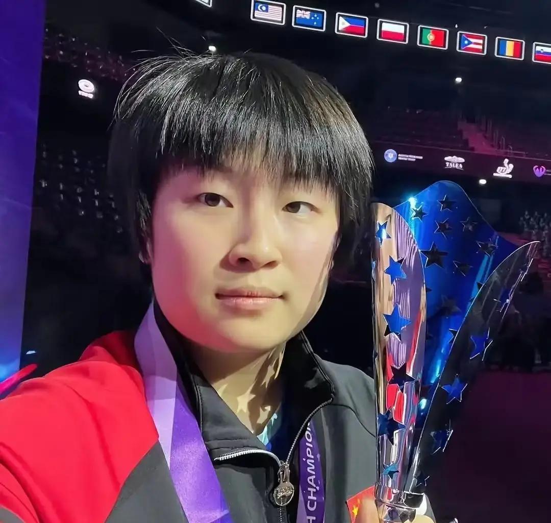 陪练把主力打哭
 
凌晨两点，国乒训练馆灯还亮着。张瑞模仿伊藤美诚的怪胶，一板一