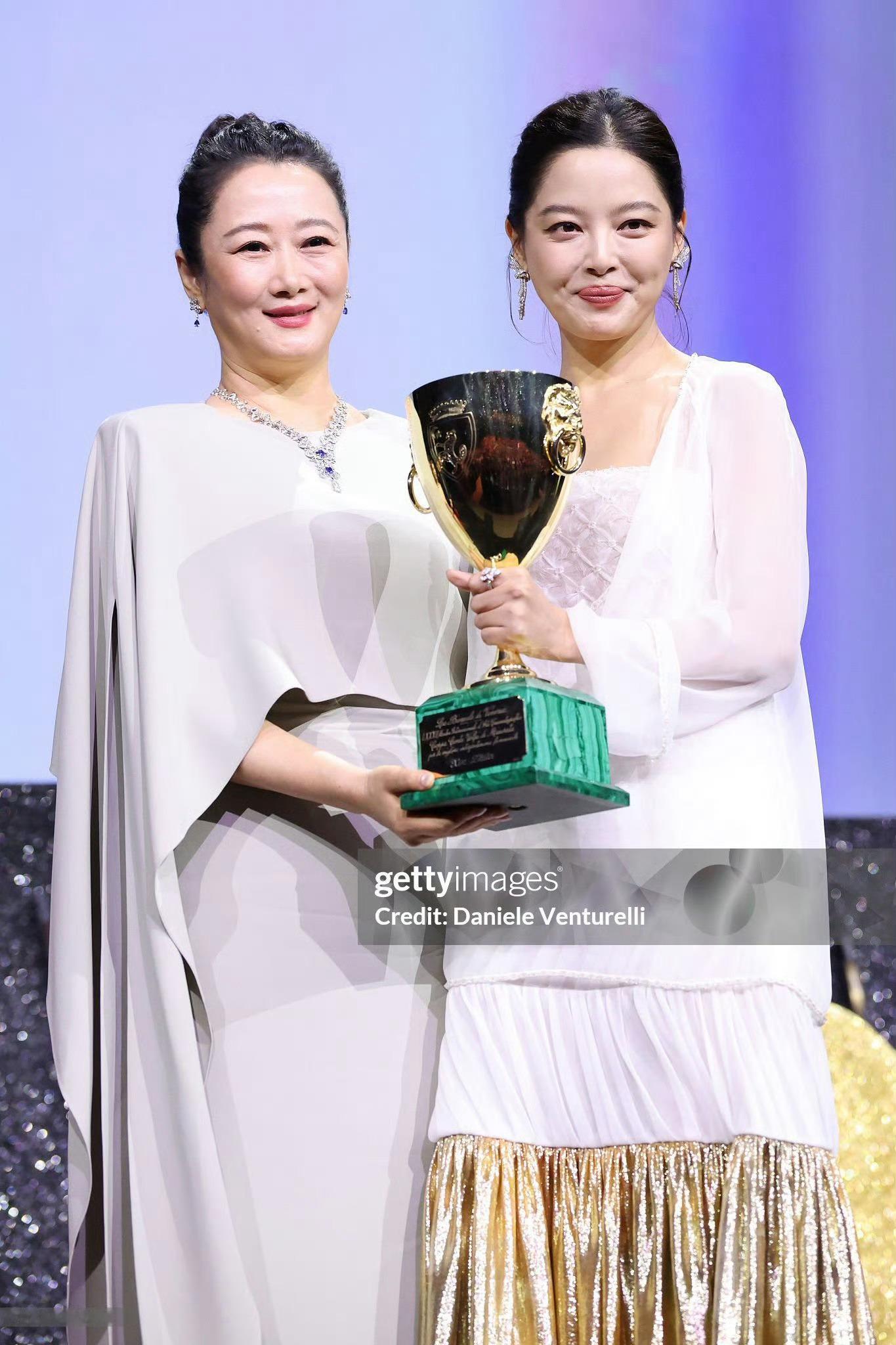 好美的女演员捧杯[捂嘴哭]让我们一起恭喜这个中国女演员辛芷蕾！[捂嘴哭]国际巨星