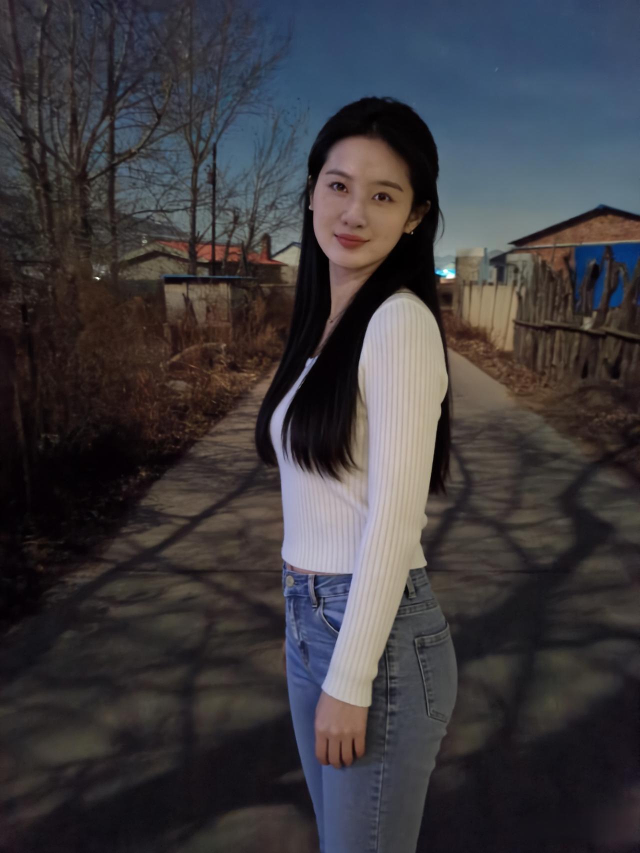 乡间水泥路面刻着树的骨相
枯藤是未拆封的信，写满冬的潦草
她是闯入这帧静物的鲜活