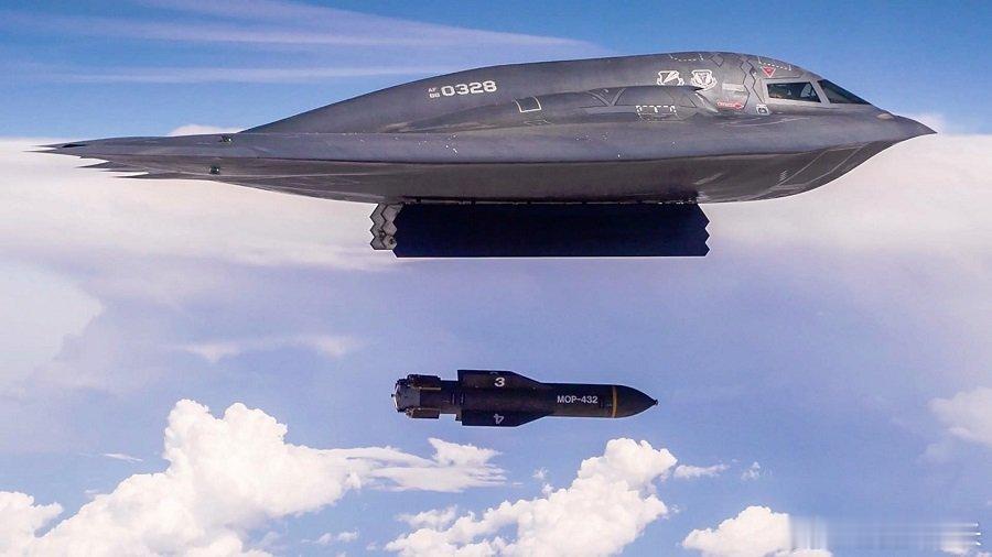 美国往伊朗头顶扔了一批最贵的炸弹，结果那些炸弹没炸，现在正摆在伊朗的实验室里被人