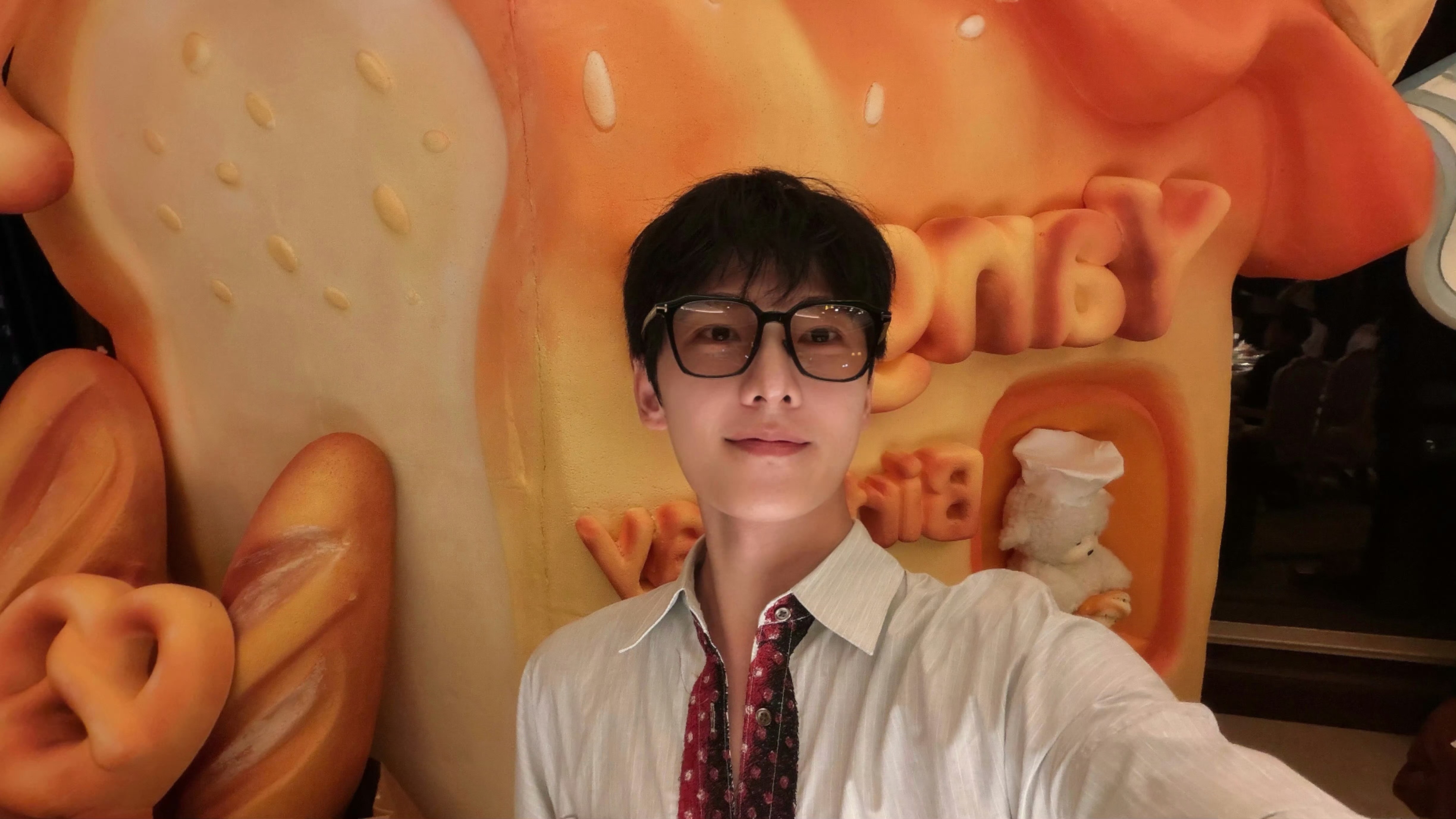 杨洋晒小羊蛋糕好帅！祝杨洋生日快乐🎂！最近花少2又翻红了，回看发现那时候的杨洋