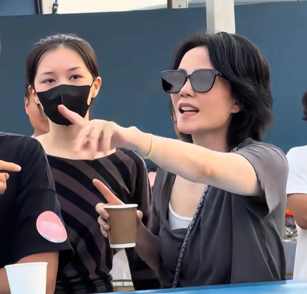 为什么李嫣总是戴口罩？
原因很简单，
不是因为疤痕见不得人，也不是怕被人打扰，而
