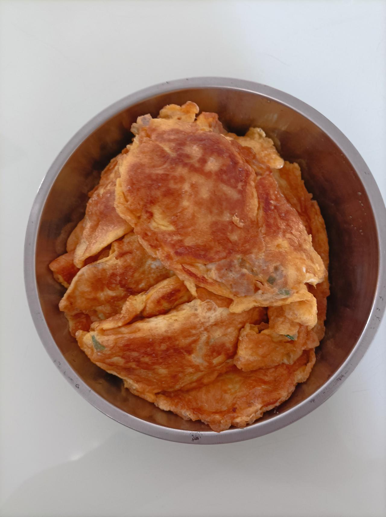 今天吃什么今天吃蛋饺，我儿子周末在家绐我们做好的！