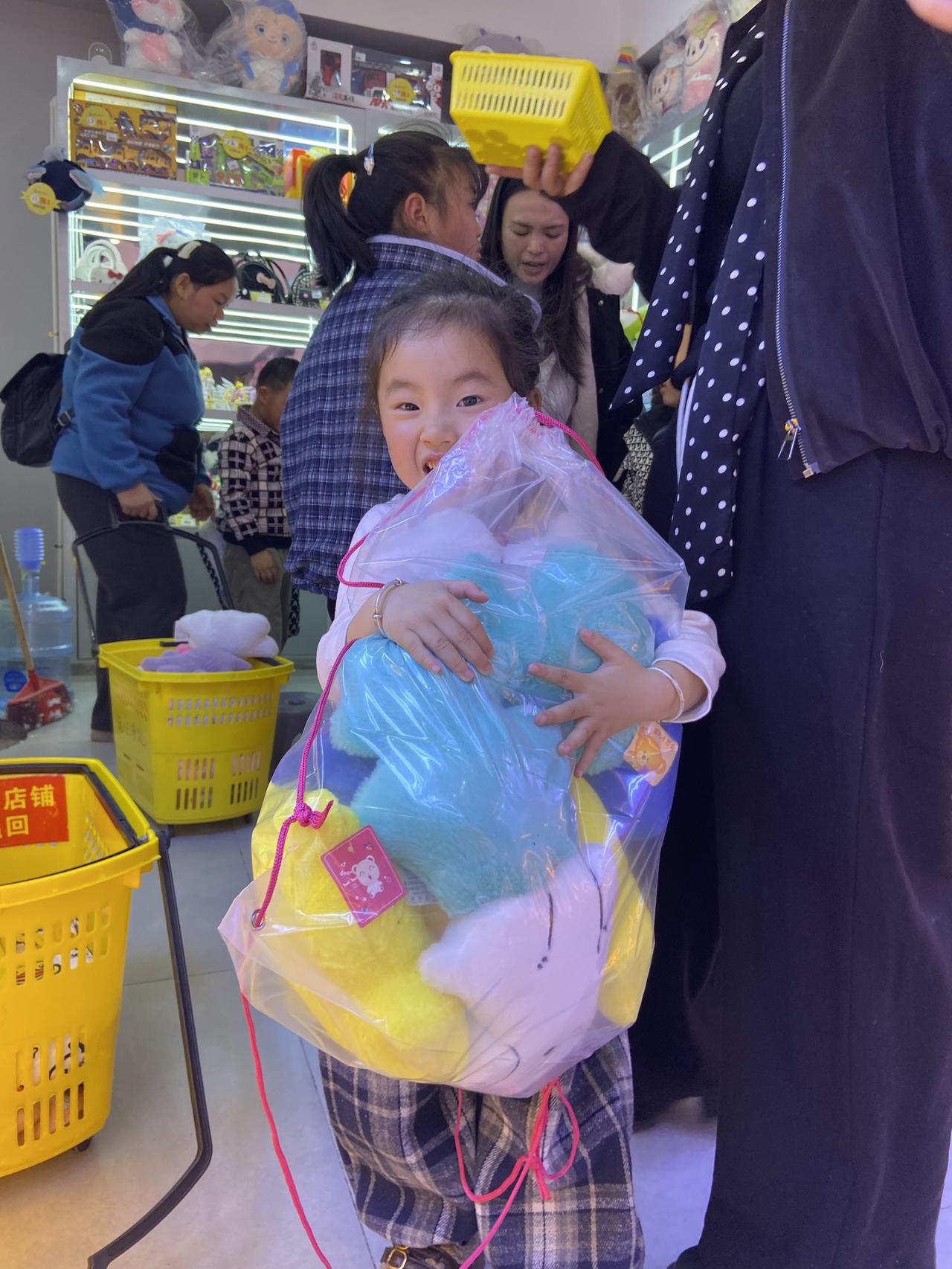 周末带女儿逛玩具店，
刚进门她就被琳琅满目的玩偶吸引，
眼睛亮晶晶地在货架间穿梭