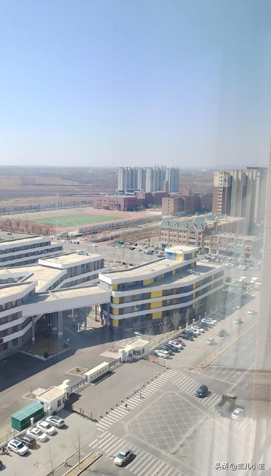 要不说这天暖和了，就得出来走走，走步的好处很多。促进血液循环，还能帮助消化。这两