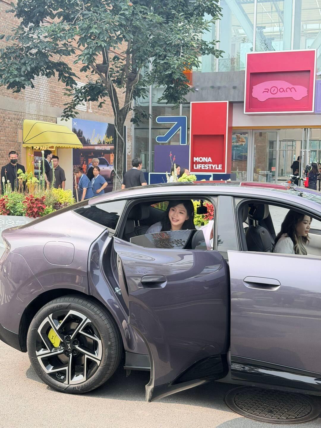 蛙泳女王唐钱婷现身MONA新车发布会亲自试驾体验新车，全程认真听产品经理讲解细节