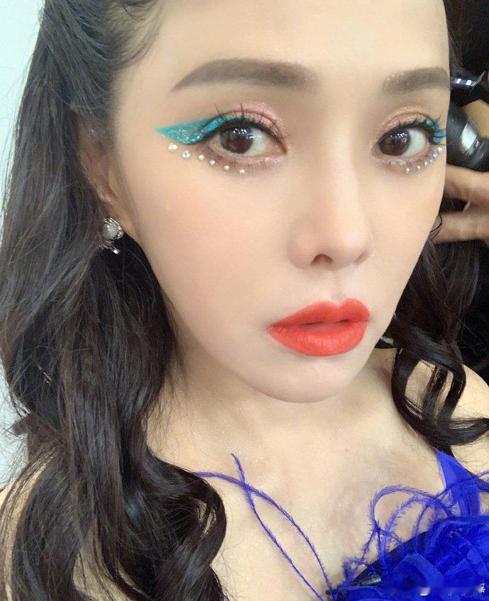 来看娱乐伊能静晒未公开的浪姐画面伊能静晒浪姐未公开合照 横店的剧组快灭亡了，伊能