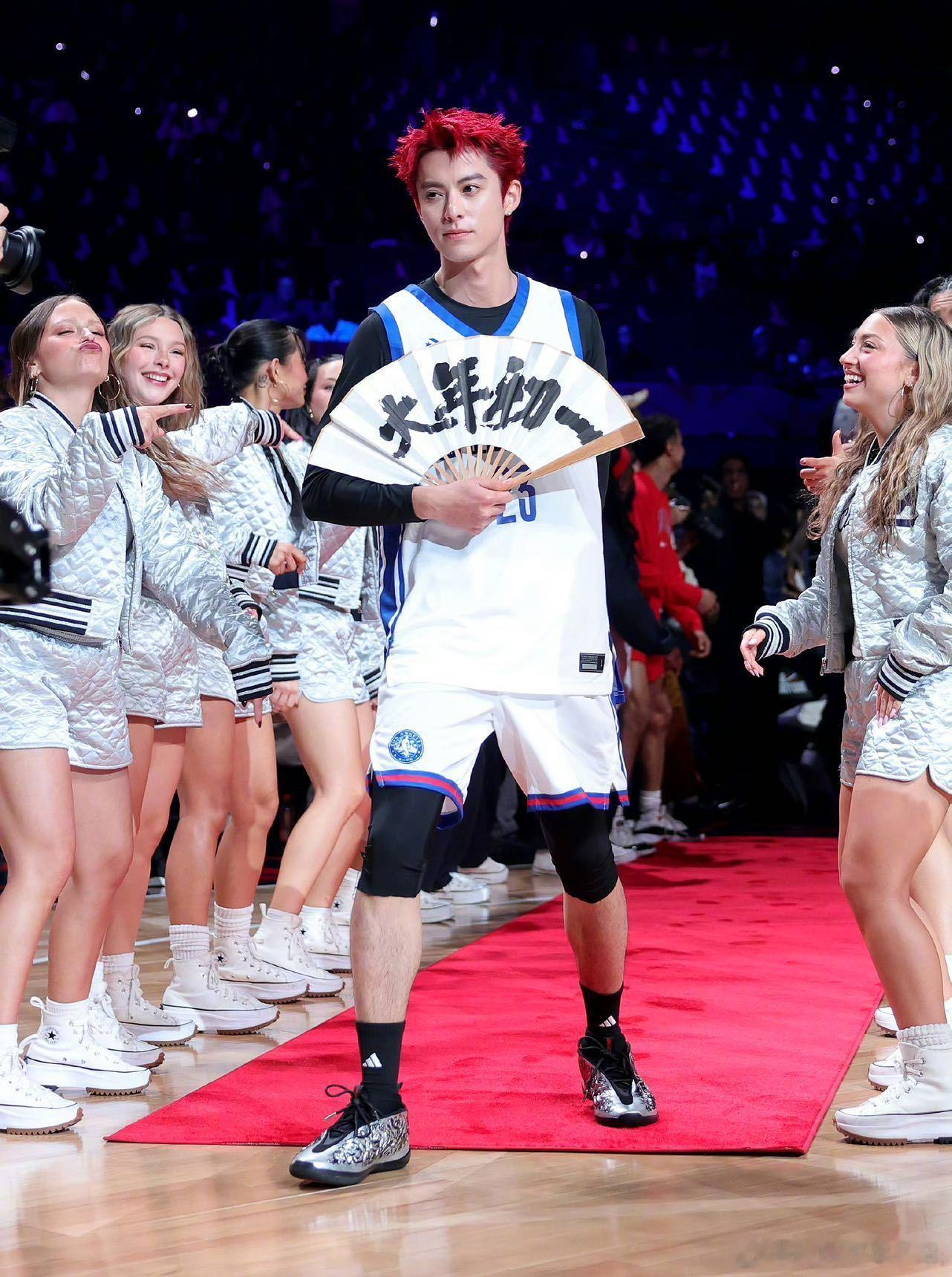 王鹤棣怎么跟谁都能聊两句 真的被王鹤棣笑到，完全不怯场不社恐，随便就能跟人搭上话