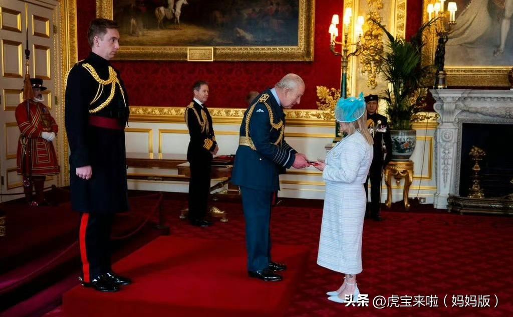 查尔斯国王昨天在圣詹姆士宫主持授勋仪式！随着她母亲伊丽莎白女王的离世，王室核心人