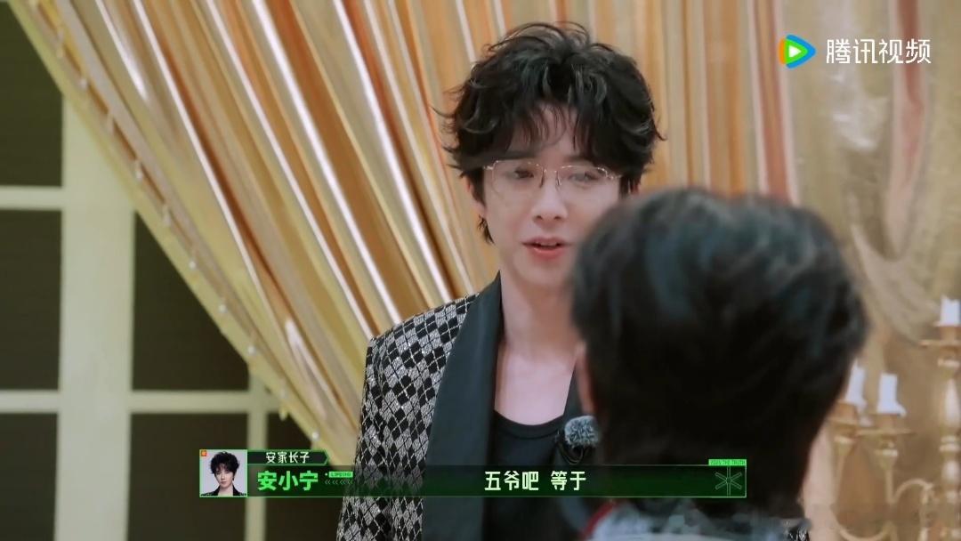丁程鑫给周柯宇叫成翘嘴了丁程鑫也理不清亲戚关系开始推理吧 一场案件过去，周柯宇从