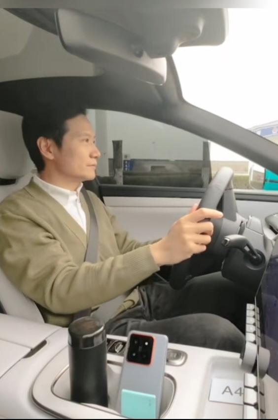 现在那些回收二手小米汽车的人，他们趁着小米汽车大火之时，回收了非常多的小米汽车。