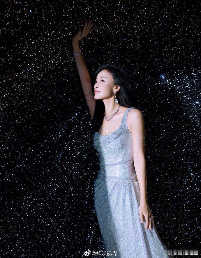 赵子琪回应不让拿包是不了解流程孙怡还一直觉得对不起赵子琪，俩人和和气气的，美女之