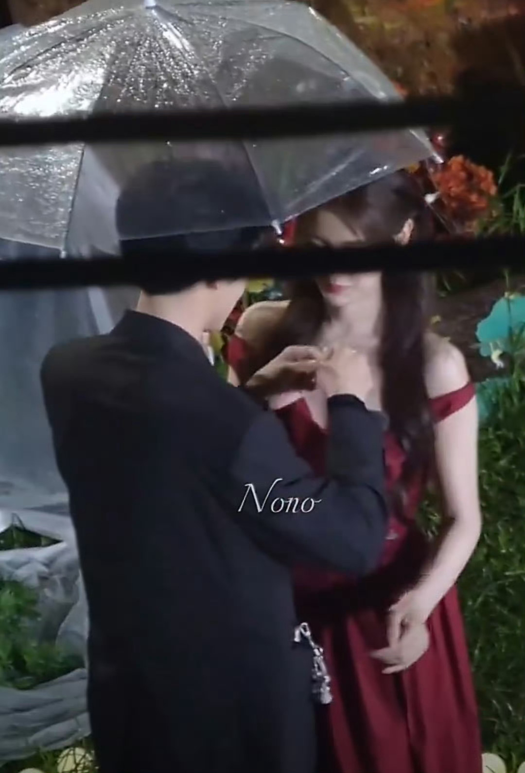 杨超越董思成你俩不像演的 太阳雨售后也太会了吧！董思成串着戒指的项链刚戴好，杨超