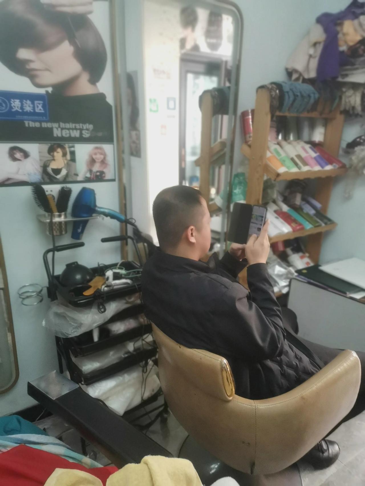 二月二，龙抬头，带小妞来到院内理发店“剃喜头”。

老板娘清晨6时就开始忙碌，截