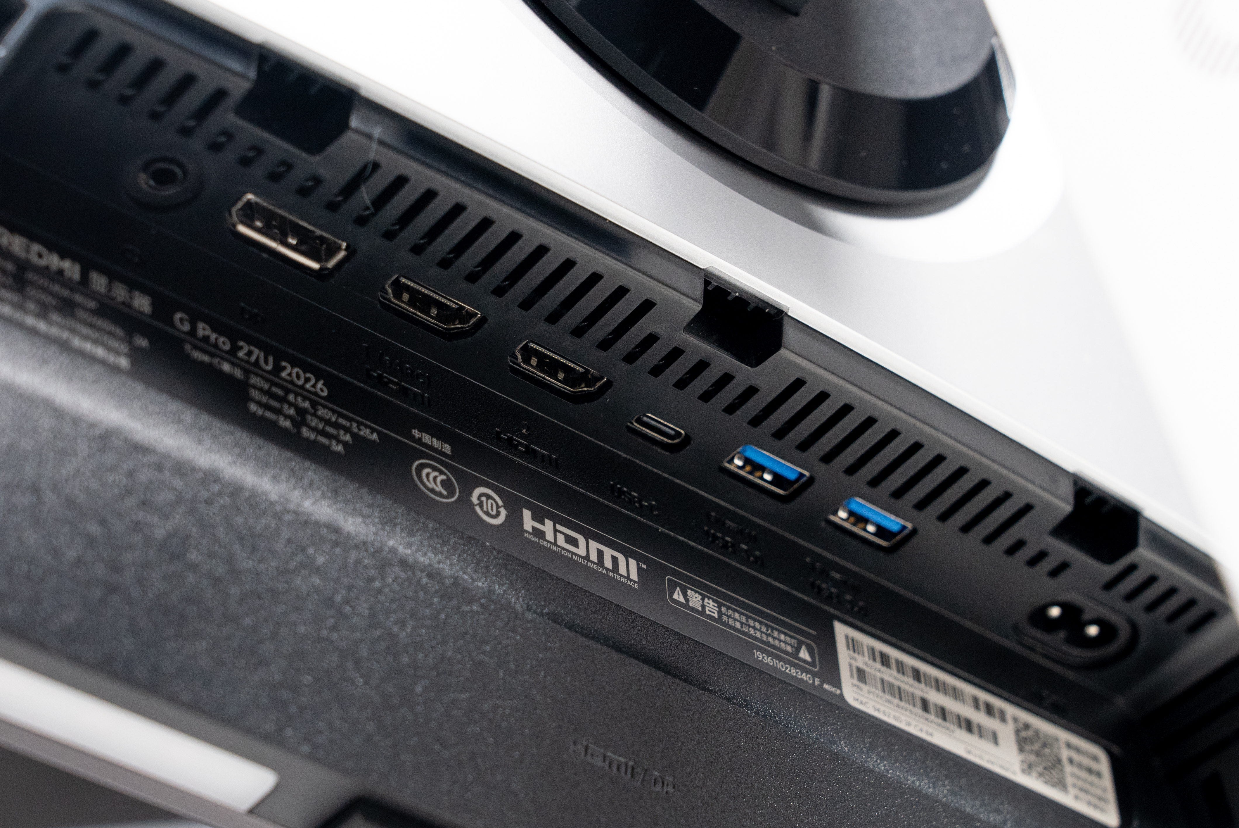 我们拿到了 REDMI 显示器 G Pro 27U 2026这台显示器正面搭载了