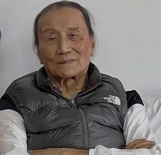 谢贤健康状况急剧恶化，媒体报道2025年前后已现严重认知障碍！（图一）
多位好友